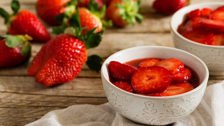 ¡Descubre por qué el vinagre mejora el sabor de las fresas en solo 70 caracteres!